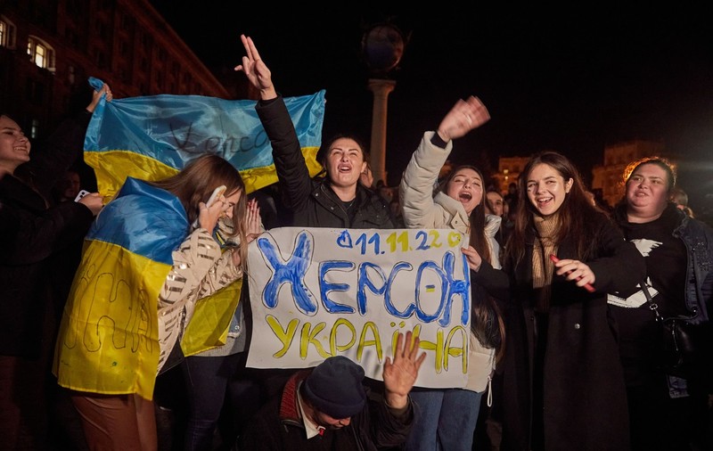 Imagini de la Kiev cu oamenii care au sărbătorit pe străzi eliberarea Hersonului de sub ocupația rusă