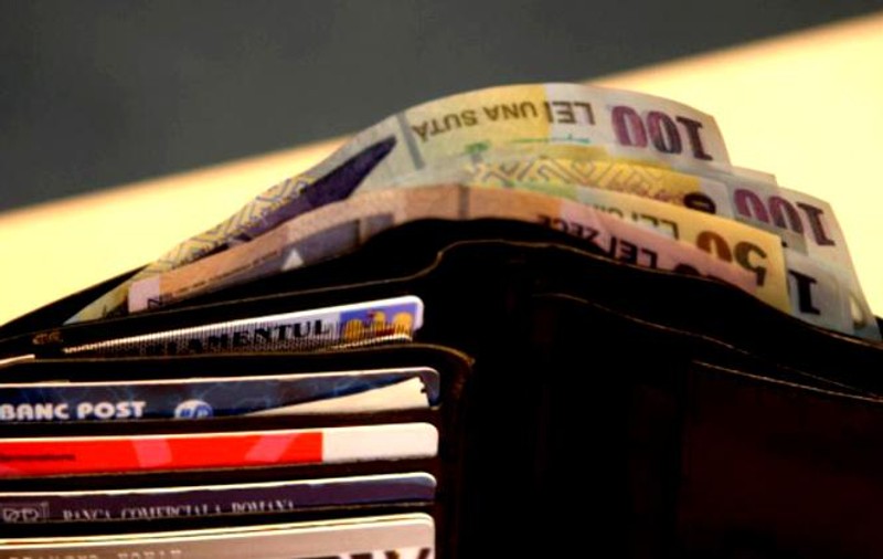 Două femei au găsit o borsetă cu aproape 12.000 de lei pe un drum din Vrancea. Ce a urmat
