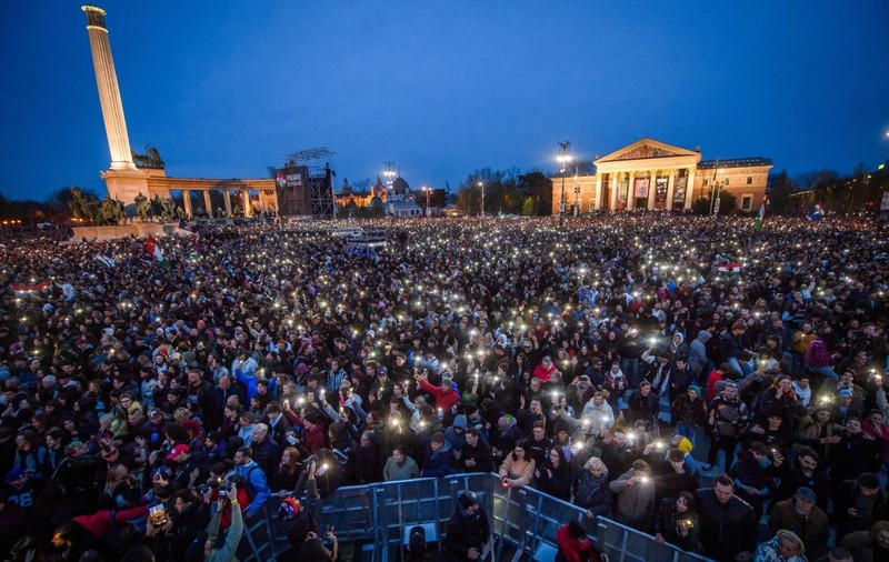 Alegeri în Ungaria 2026: peste 100.000 de maghiari au fost la megaconcertul împotriva lui Viktor Orbán cu două zile înainte de votul decisiv