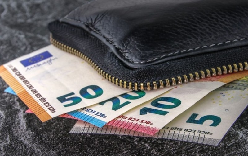 Curs valutar 19 februarie 2020. Euro scade, dolarul atinge un nou maxim istoric