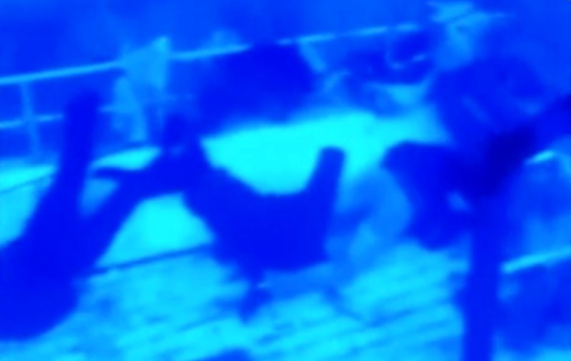 IMAGINI SFÂŞIETOARE! Doi tineri AU MURIT ÎMBRĂŢIŞAŢI, după ce vaporul lor s-a scufundat | VIDEO