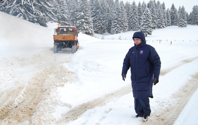 Elevii lui Ilie Stan se luptă din greu cu nămeţii de la Poiana Braşov: "Mamă, ne omoară ăsta!" | FOTO & VIDEO