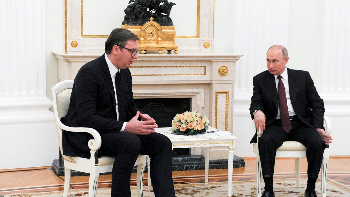 Aleksandar Vucici (stânga) discută la Kremlin cu Vladimir Putin Foto: Profimedia