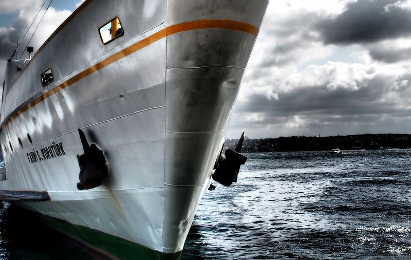 Doi ofiţeri români sunt blocaţi pe o navă, într-un port din Libia. Echipajul are probleme