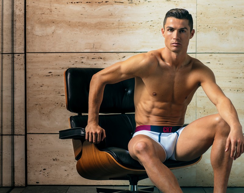 Cristiano Ronaldo s-a dezbrăcat pentru a-și promova noua colecție de lenjerie intimă | GALERIE FOTO