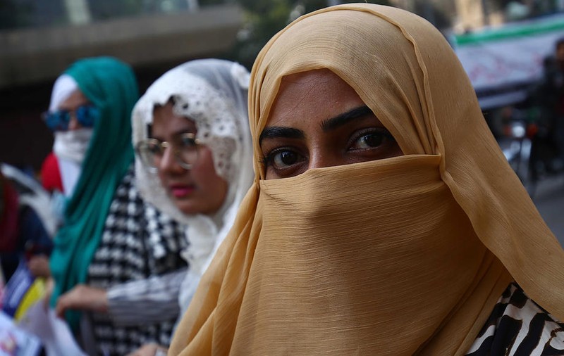 Indonezia interzice școlilor să le mai oblige pe fete să poarte vălul islamic