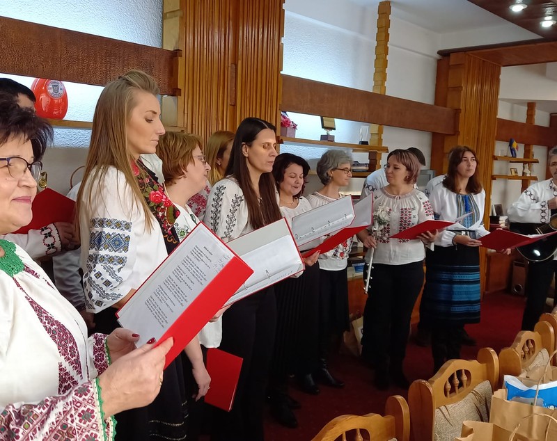 Profesorii unui liceu din Botoșani merg la colindat pentru a sprijini o elevă rămasă fără ambii părinți