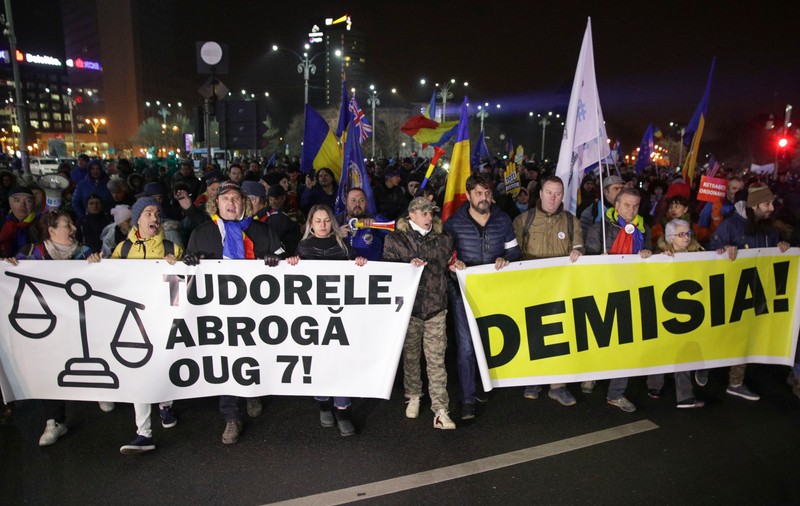 Marș de protest din Piața Victoriei până la Ministerul Justiției, pentru retragerea OUG 7. La Cluj, un violonist a interpretat Imnului României. Și în alte orașe oamenii au ieșit în stradă
