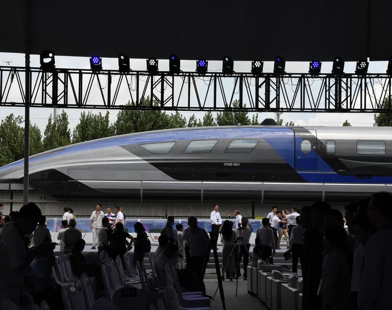 Cum arată trenul care „levitează” deasupra căii ferate, prezentat de China. Vehiculul atinge 600 km/h