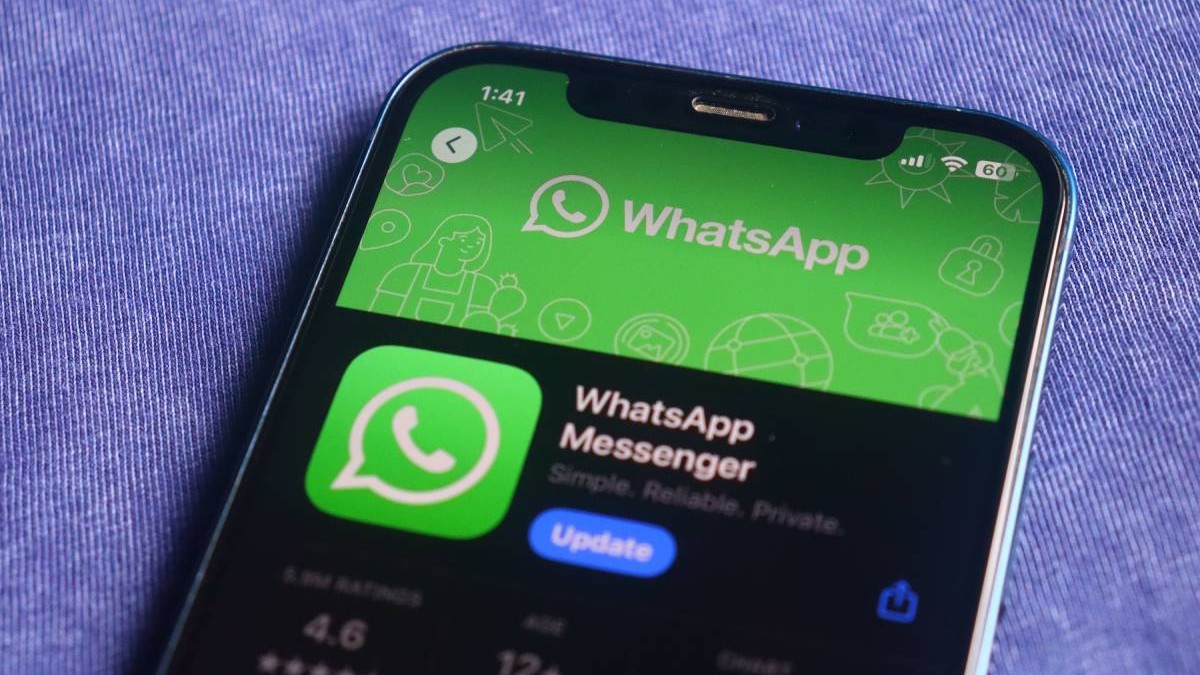 aplicatia whatsapp pe ecranul unui iphone, colorata cu verde