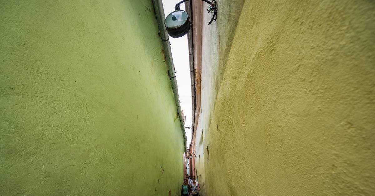 Strada Sforii din Brașov, câțiva turiști înaintează pe una dintre cele mai înguste străzi din Europa