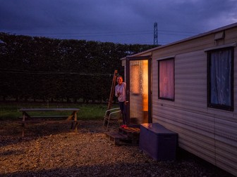 Ana Țofei, 23 de ani, în ușa caravanei în care locuiește la ferma Old Parsonage din Cobham, Kent. Septembrie 2021