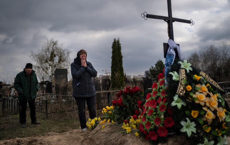 ”Pericol. Cimitirul e minat”. Ucrainenii merg să-și plângă morții printre bombele lăsate de soldații ruși