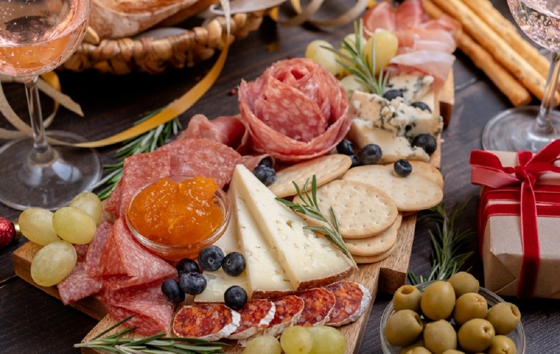 Brunch-ul perfect fără efort: cum să asamblezi platoul ideal pentru musafiri folosind ingrediente gata pregătite
