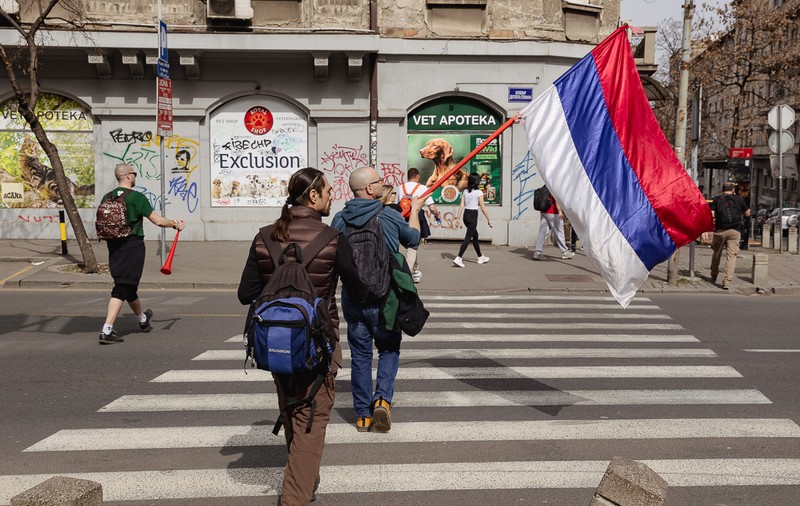 Drapelul României flutură în mijlocul protestului uriaș de la Belgrad: „Ne-am inspirat de la voi!”
