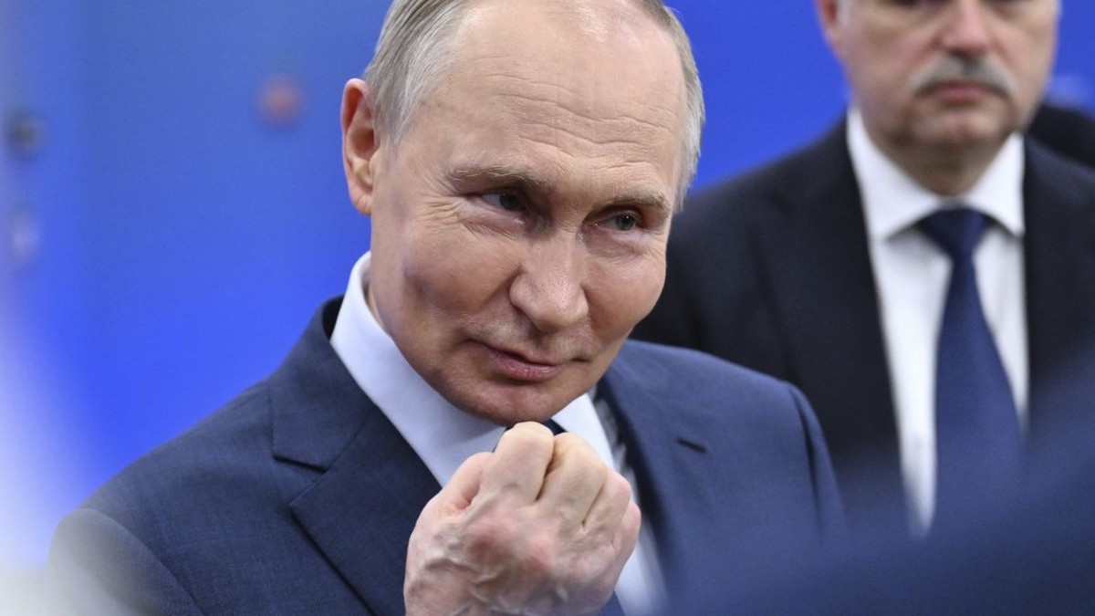 Președintele Rusiei Vladimir Putin cu pumnul strâns și o mimică care inspiră viclenie
