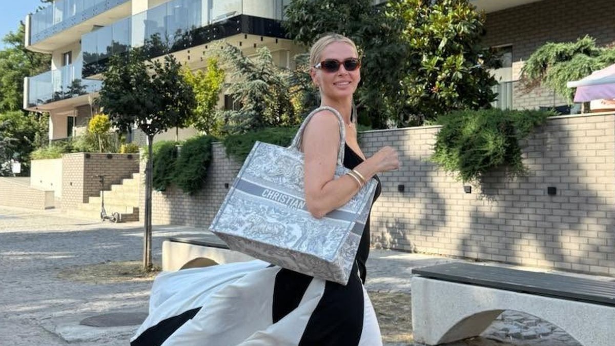 Andreea Bănică în fața hotelului „Atmosphere by the Sea”, pe care îl deține la mare pe litoralul românesc în stațiunea Eforie Nord