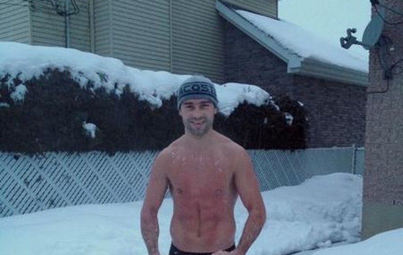 Lucian Bute, în chiloţi şi cu fes în mijlocul troienelor | FOTO