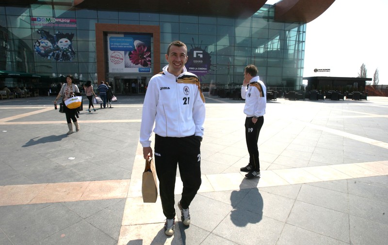 Fotbaliştii lui Gaz Metan au sărbătorit egalul cu Steaua în mall/ FOTO