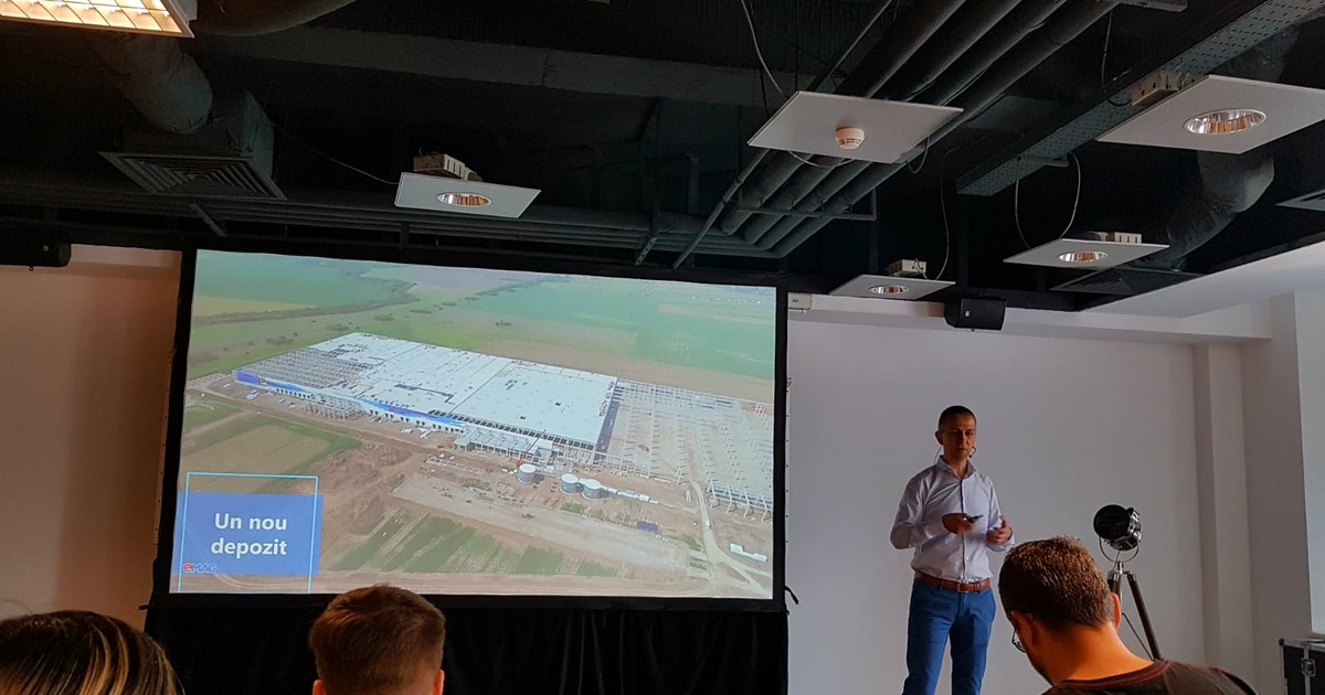 Iulian Stanciu, șeful eMag, arată lucrările la noul depozit pe care retailerul îl construiește lângă București
