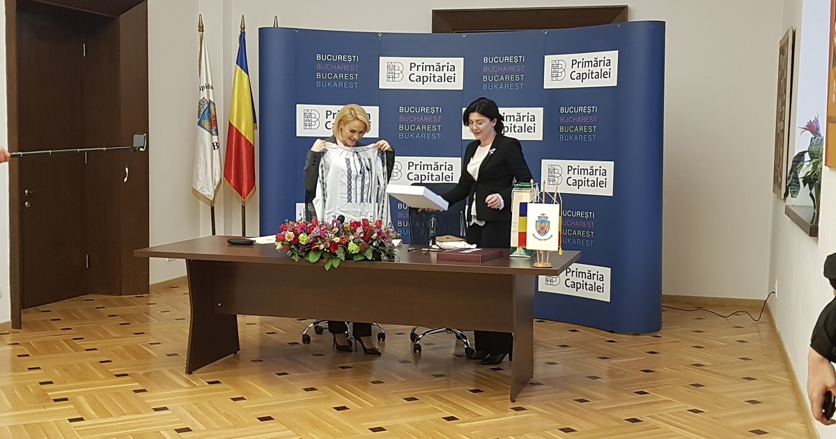 Gabriela Firea si Silvia Radu și-au făcut cadou câte o ie