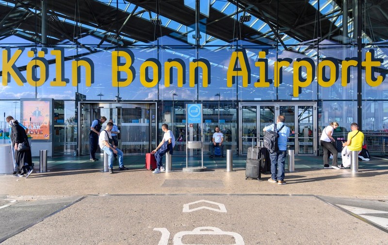 Un bărbat a intrat cu maşina într-o mulţime de oameni pe aeroportul Koln-Bonn din Germania