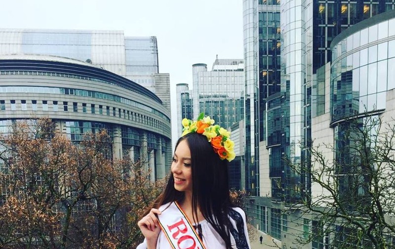 FOTO| Coralia Daciu, Miss Friendship la un concurs în China. A defilat în costumul popular al bunicii, iar în liceu a fost voluntar la Salvaţi Copiii