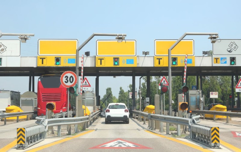 Mașina unui român a trecut de zeci de ori prin stațiile de taxare de pe autostradă, în Italia, și șoferul nu a plătit niciodată. Cum a scăpat complet de plata a 14.000 de euro