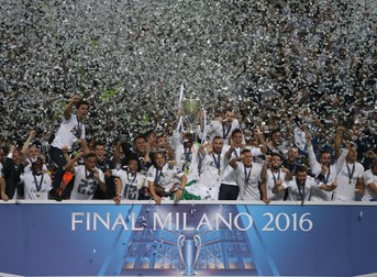 epa05334951 Captain Sergio Ramos of Real Madrid lifts the trophy after Real Madrid won the UEFA Champions League final between Real Madrid and Atletico Madrid at the Giuseppe Meazza Stadium in Milan, Italy, 28 May 2016. EPA/OLIVER WEIKEN