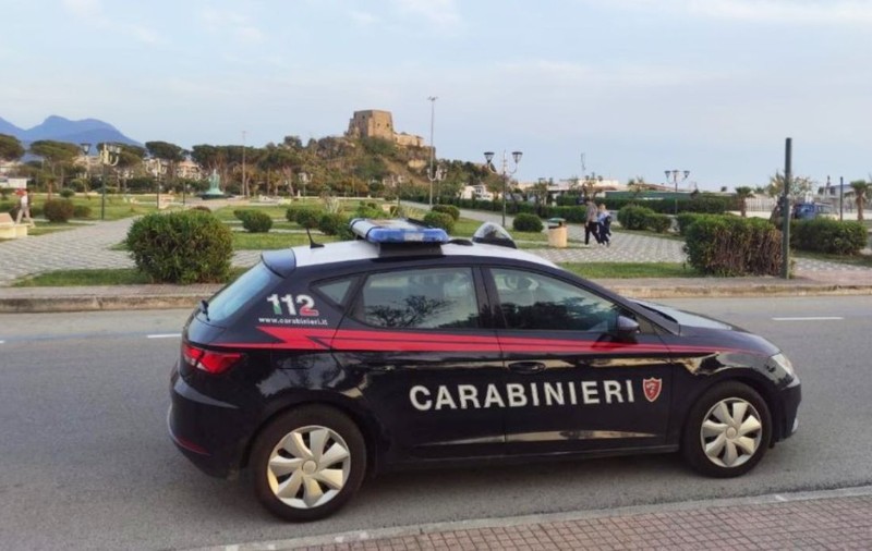 Nouă români și-au luat vile de milioane de euro cu vedere la mare, în Italia, din țepe cu mașini second-hand