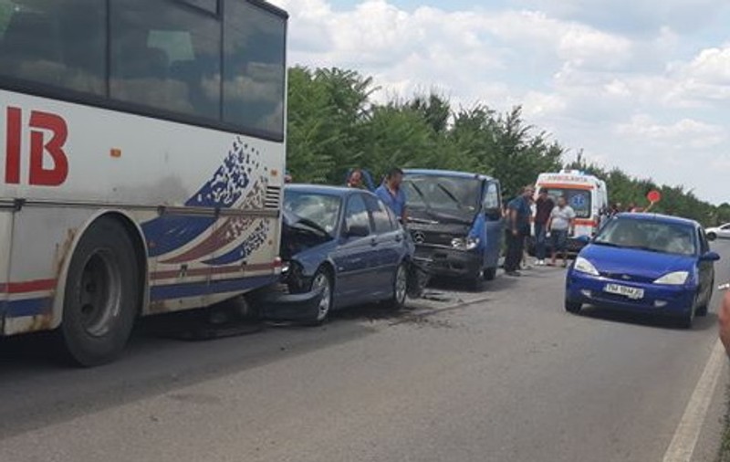 Accident violent în Timiș între un autocar cu 30 de pasageri, un microbuz și o mașină. Cinci oameni au fost răniți