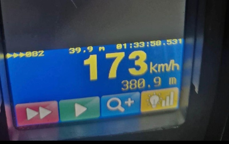 Tânăr șofer prins de radar circulând cu 173 km/h într-o localitate din Argeș. Ce sancțiuni a primit