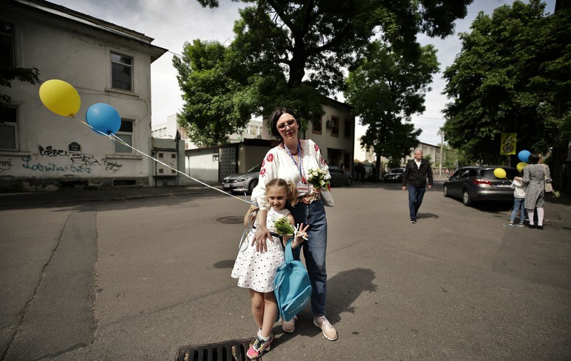 „Am simțit că suntem importanți”. Reportaj de la vizita lui Jill Biden la școala din București care găzduiește elevi ucraineni