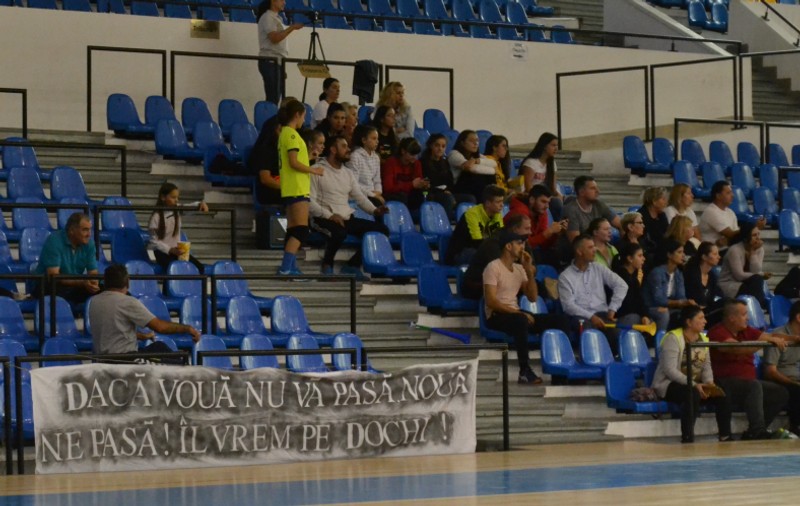 Caz șocant la CSM Ploiești. O handbalistă de 13 ani povestește cum asistentul medical de la echipă pipăie sportivele minore la dușuri!