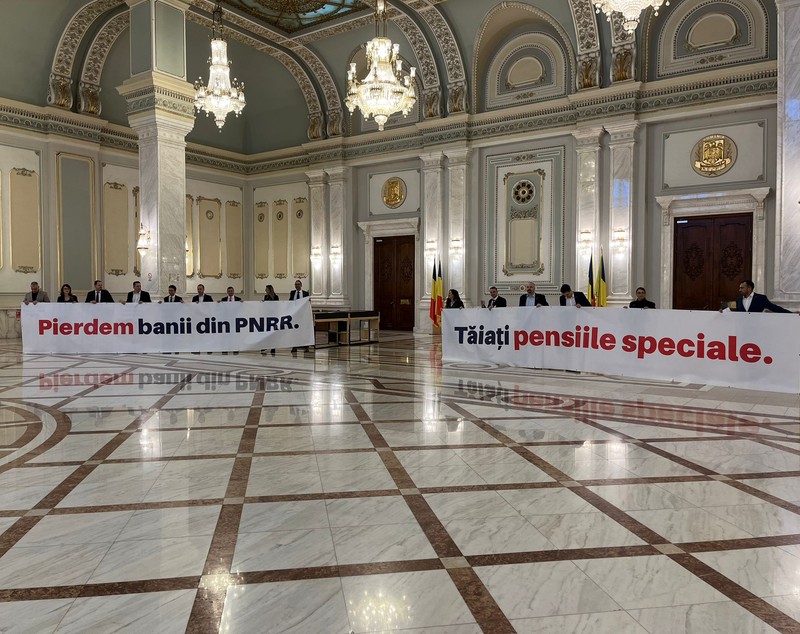 Senatorii au votat legea pensiilor speciale, fără să știe impactul bugetar. USR a calculat cu cât se reduce pensia de 18.000 de lei a premierului Ciucă