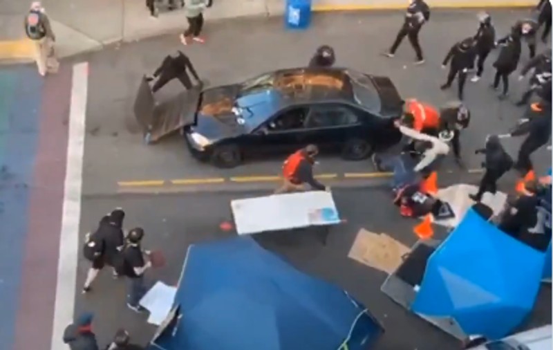 VIDEO | Incidente la Seattle. Un bărbat a intrat cu mașina printre protestatari și a împușcat o persoană