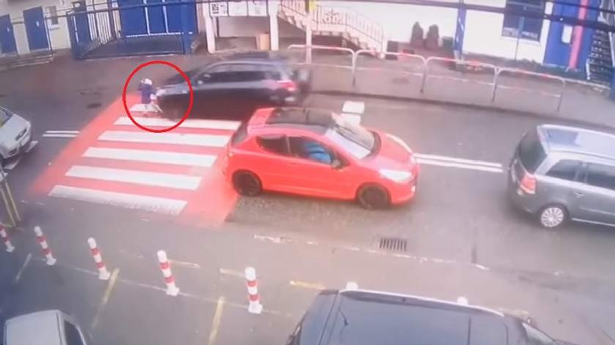 O fetiță din Portugalia a fost lovită pe trecerea de pietoni și a scăpat miraculos