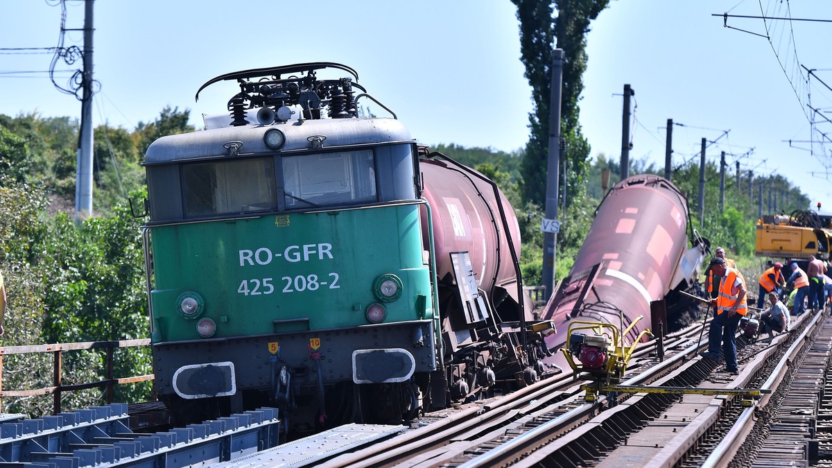 Tren GFR cu vagoane cisternă deriat, în județul Dolj. Imagine din 2018.