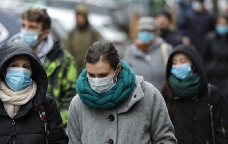 Primăria din Suceava s-a pregătit de epidemie. A cumpărat 2.000 de măşti de unică folosinţă şi a instalat automate cu dezinfectant la toate etajele. Edilul vrea să închirieze și un spațiu pentru carantină