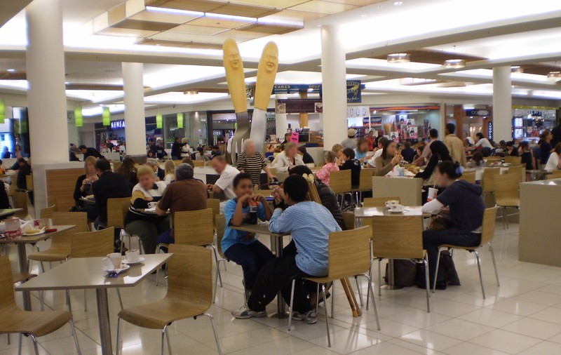 Românii se înghesuie la mall… SĂ MÂNÂNCE ȘI SĂ BEA 