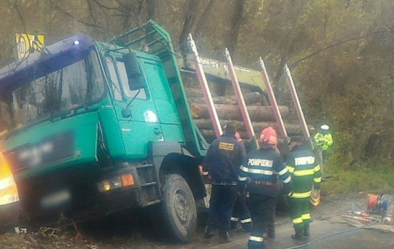 Femeie strivită de un camion plin cu lemne, în Dâmbovița. Victima a murit la spital