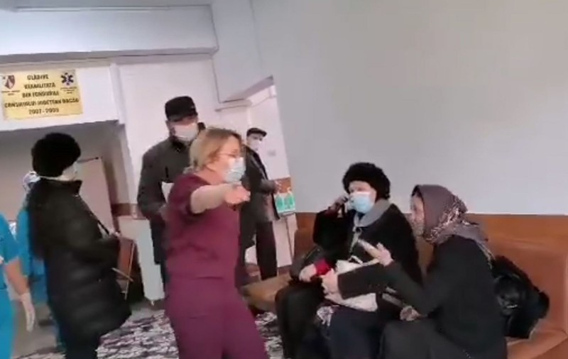 VIDEO | Pacienți scoși în frig, la -7 grade, cu urlete, deoarece nu ar fi respectat distanțarea socială: „Toată lumea afară”