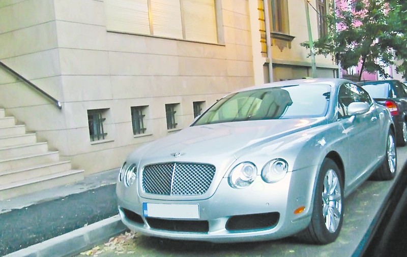«Se dă» cu un Bentley de 200.000 € 