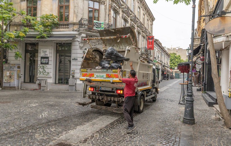Primăria București schimbă modul în care plătești pentru gunoi. Ce înseamnă sistemul „Plătești pentru cât arunci”