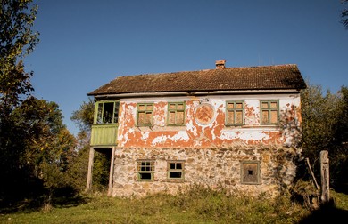 Casă degradată cu simbolul minier (FOTO: Casa Petri Rosia Montana / Facebook)
