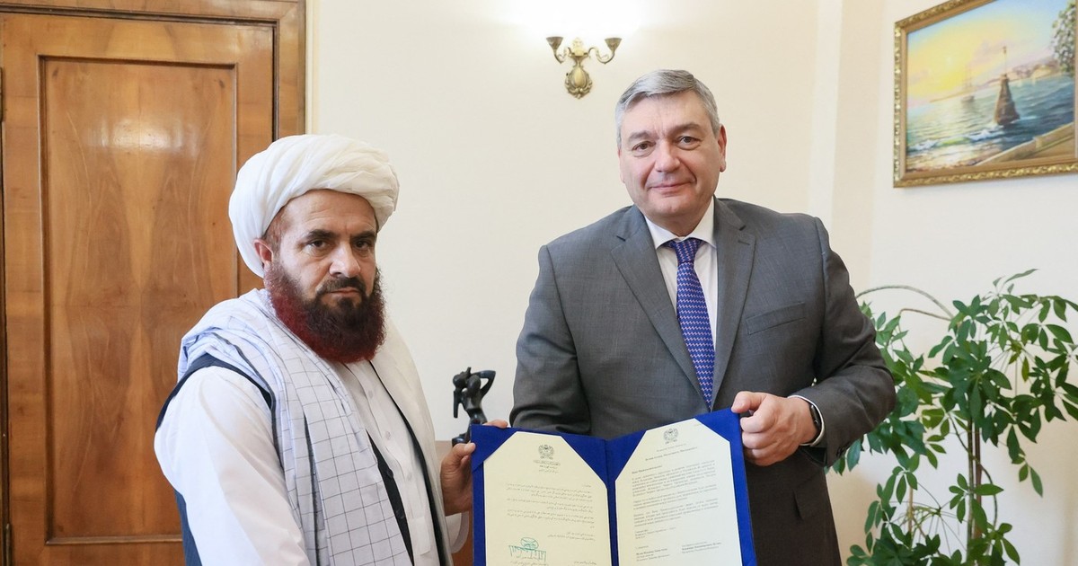 Ambasadorul numit la Moscova Gul Hassan (stânga) își prezintă scisorile de acreditare alături de viceministrul de externe Andrei Rudenko Foto: Profimedia