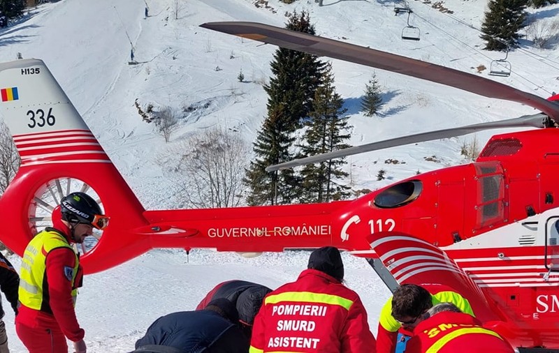 Turistă cu picior fracturat la schi, preluată de salvamontiștii din Prahova cu un elicopter