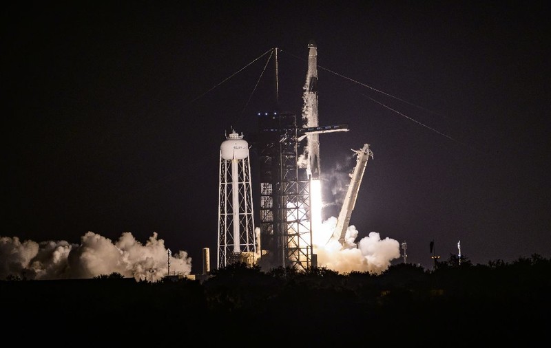 Deși capsulele SpaceX sunt foarte confortabile, pasagerii experimentează mai mereu „răul de spațiu”. Cum a decurs călătoria spre orbită a unor oameni obișnuiți