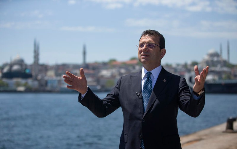 Primarul din Istanbul, anchetat, după ce a stat cu mâinile la spate la mormântul unui sultan