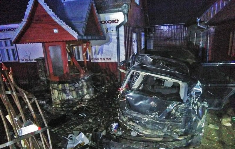 O persoană a murit, iar alta a fost rănită grav într-un accident la Putna. Mașina în care se aflau a întrat în gardul unei case